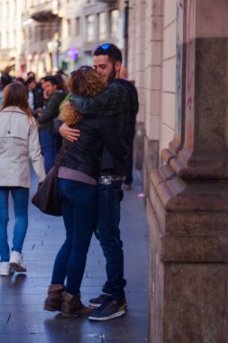 Sevgili sokakta öpüşme