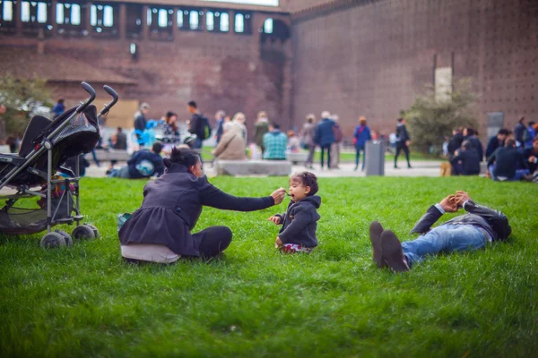 Madre Nutrire la sua bambina con un cucchiaio — Foto Stock