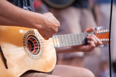 Sokak konserinde gitarist