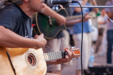 Sokak konserinde gitarist