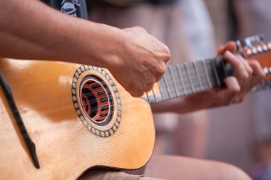 Sokak konserinde gitarist