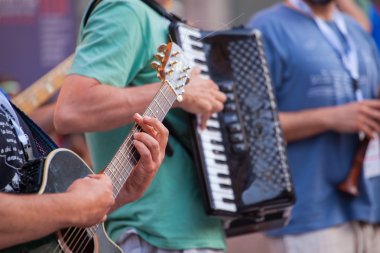 Sokak konserinde gitarist