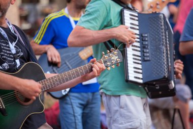 Sokak konserinde gitarist