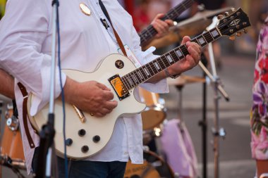 Sokak konserinde gitarist