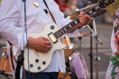 Sokak konserinde gitarist