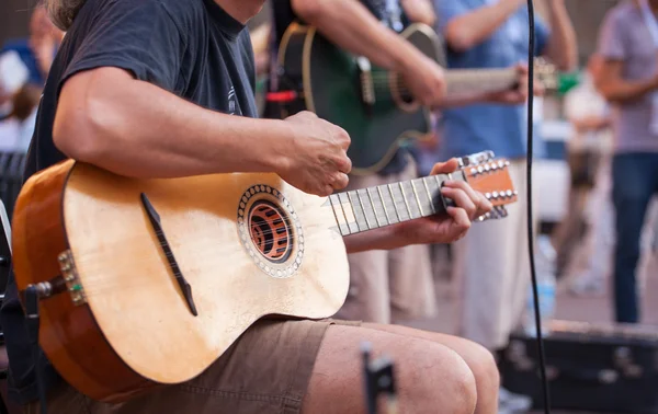 Guitarrista durante el concierto callejero — Foto de Stock