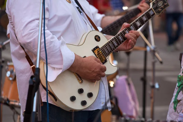 Guitarrista durante el concierto callejero — Foto de Stock