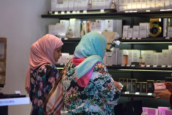 两个穆斯林女人的香水店 — 图库照片