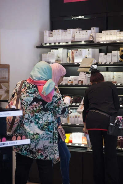 两个穆斯林女人的香水 sho — 图库照片