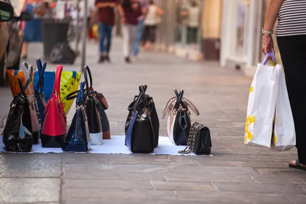 Satış için sahte İtalyan çanta 