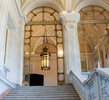 Monza, İtalya - 01 Haziran 2025: Monza Kraliyet Sarayı 'nın iç manzarası, tarihi konutta zarif büyük bir merdiven yer almaktadır..