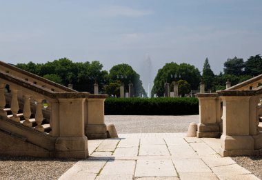 Monza, İtalya - 01 Haziran 2025: Villa Reale 'nin görüntüsü, ayrıca Monza Sarayı olarak da bilinir, 18. yüzyılın Avusturya egemenliği sırasında Habsburglar tarafından özel bir konut olarak inşa edilen neoklasik bir saray.