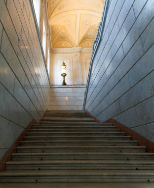 Monza, İtalya - 01 Haziran 2025: Monza Kraliyet Sarayı 'nın iç manzarası, tarihi konutta zarif büyük bir merdiven yer almaktadır..