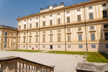 Monza, İtalya - 01 Haziran 2025: Villa Reale 'nin görüntüsü, ayrıca Monza Sarayı olarak da bilinir, 18. yüzyılın Avusturya egemenliği sırasında Habsburglar tarafından özel bir konut olarak inşa edilen neoklasik bir saray.