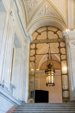 Monza, İtalya - 01 Haziran 2025: Monza Kraliyet Sarayı 'nın iç manzarası, tarihi konutta zarif büyük bir merdiven yer almaktadır..