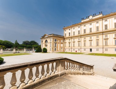 Monza, İtalya - 01 Haziran 2025: Villa Reale 'nin görüntüsü, ayrıca Monza Sarayı olarak da bilinir, 18. yüzyılın Avusturya egemenliği sırasında Habsburglar tarafından özel bir konut olarak inşa edilen neoklasik bir saray.