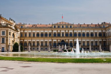 Monza, İtalya - 01 Haziran 2025: Villa Reale 'nin görüntüsü, ayrıca Monza Sarayı olarak da bilinir, 18. yüzyılın Avusturya egemenliği sırasında Habsburglar tarafından özel bir konut olarak inşa edilen neoklasik bir saray.