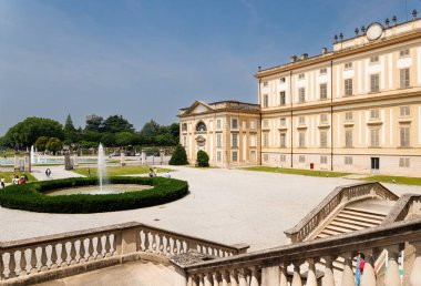Monza, İtalya - 01 Haziran 2025: Villa Reale 'nin görüntüsü, ayrıca Monza Sarayı olarak da bilinir, 18. yüzyılın Avusturya egemenliği sırasında Habsburglar tarafından özel bir konut olarak inşa edilen neoklasik bir saray.