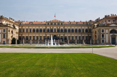 Monza, İtalya - 01 Haziran 2025: Villa Reale 'nin görüntüsü, ayrıca Monza Sarayı olarak da bilinir, 18. yüzyılın Avusturya egemenliği sırasında Habsburglar tarafından özel bir konut olarak inşa edilen neoklasik bir saray.