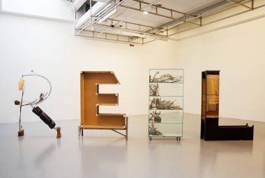 Prato, İtalya - 27 Haziran 2025: Caterina De Nicola 'nın Kapitalist Fazlalık Değerinin Kelebeği Olmak İçin Sanatsal Çalışmalar, Eccentrica: Stefano Collicelli Cagol tarafından düzenlenen Centro Pecci Koleksiyonları' nda sergilendi.