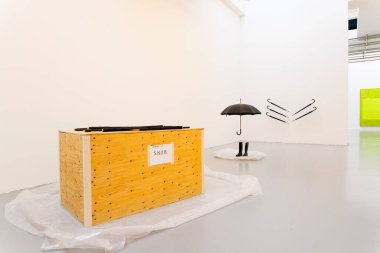 Prato, İtalya - 27 Haziran 2025: Karen Kilimnik 'in şemsiye dükkanı, Eccentrica' da sergilendi: Centro Pecci Koleksiyonları, Stefano Collicelli Cagol tarafından düzenlendi