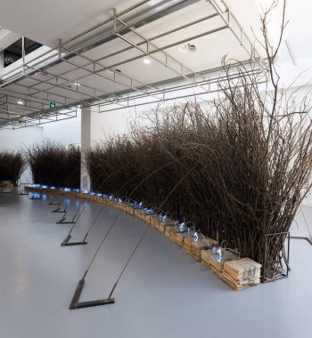 Prato, İtalya - 27 Haziran 2025: Mario Merz 'in sanat eseri La spirale appare, Eccentrica' da sergilendi: Centro Pecci Collections, Stefano Collicelli Cagol tarafından düzenlendi