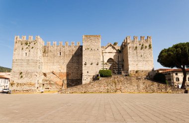 İmparatorun Kalesi Sicilya Kralı II. Frederick için 13. yüzyılda İtalya 'nın Toskana bölgesindeki Prato şehir merkezinde inşa edildi.
