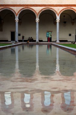 Milan, İtalya - 24 Mayıs 2025: Bir atari salonu ve çeşme ile İtalyan tahkimatının avlusu