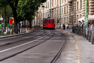 Milan, İtalya - 24 Mayıs 2025: Milano şehir merkezinde eski model tramvay