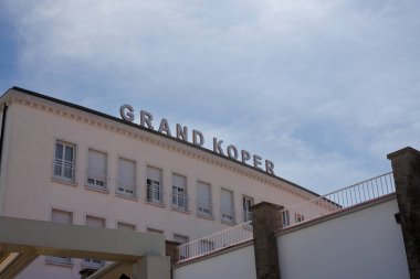 Koper, Slovenya - 03 Mayıs 2025: Sahildeki Grand Koper Oteli, şehrin liman şeridi boyunca uzanan önemli bir bina