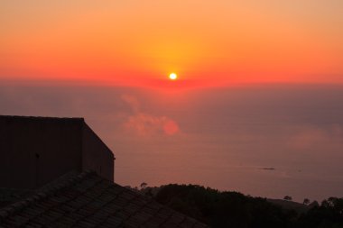 Bulutlu gökyüzü ve güneş