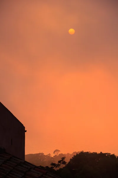 Zatažená obloha a slunce — Stock fotografie