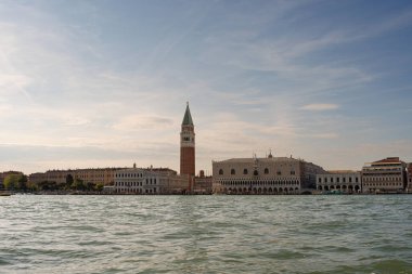 Doge 'un sarayı ve Campanile Piazza di San Marco, Venedik, İtalya. Önünde su olan gemiden görüntüyü al. Mavi gökyüzü ve tüy bulutlarıyla panoramik pankart resmi.
