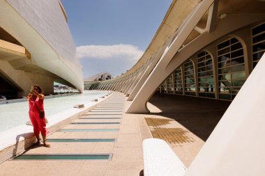 Valencia, İspanya - 12 Temmuz 2025: Valensiyalı mimar Santiago Calatrava tarafından tasarlanan Sanat ve Bilim Şehri Turisti