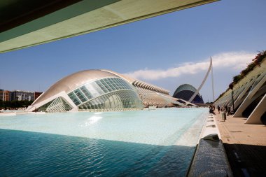 Valencia, İspanya - 12 Temmuz 2025: Palau de Les Artes, Valensiyalı mimar Santiago Calatrava tarafından tasarlanan bir opera salonu.