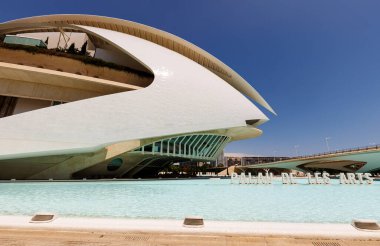 Valencia, İspanya - 12 Temmuz 2025: Palau de Les Artes, Valensiyalı mimar Santiago Calatrava tarafından tasarlanan bir opera salonu.
