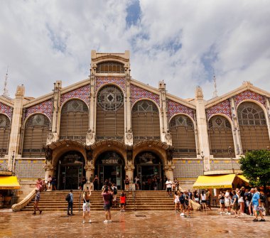 Valencia, İspanya - 12 Temmuz 2025: Valencia, İspanya - 23 Temmuz 2025: Tarihi Merkez Pazarı 'nın dış görünüşü