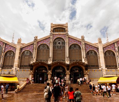Valencia, İspanya - 12 Temmuz 2025: Valencia, İspanya - 23 Temmuz 2025: Tarihi Merkez Pazarı 'nın dış görünüşü