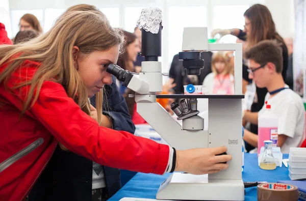 Students using a microscope — Stock Photo, Image