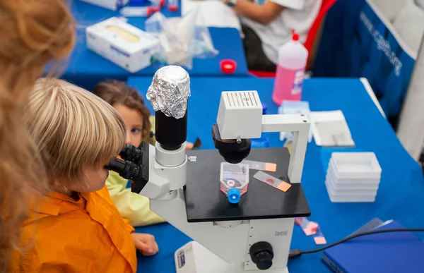 Estudiantes usando un microscopio — Foto de Stock