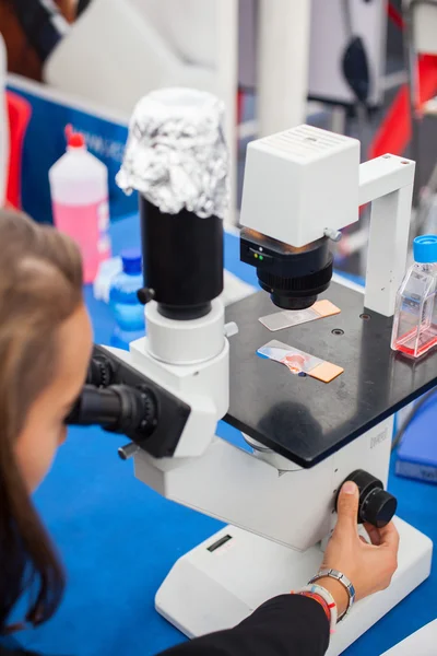 Uczeń za pomocą mikroskopu — Zdjęcie stockowe