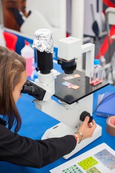 Estudiante usando un microscopio — Foto de Stock