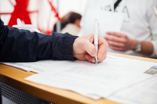 Llenar a mano un formulario — Foto de Stock