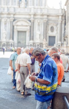 Yaşlı adam çalışırken Sigara