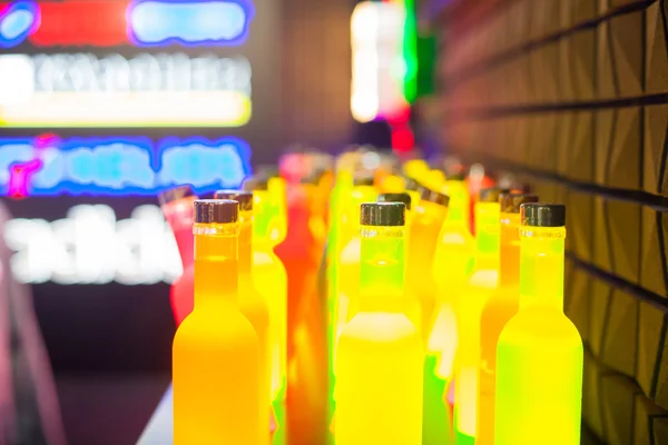 Botellas amarillas con bebida — Foto de Stock