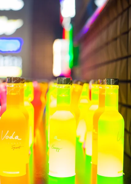 Frascos amarelos com bebida — Fotografia de Stock