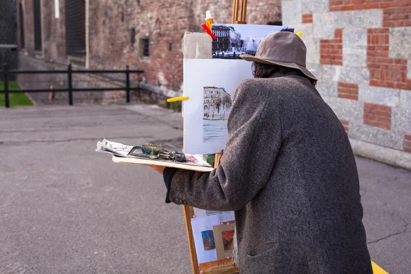 Sokakta çalışan ressam — Stok fotoğraf