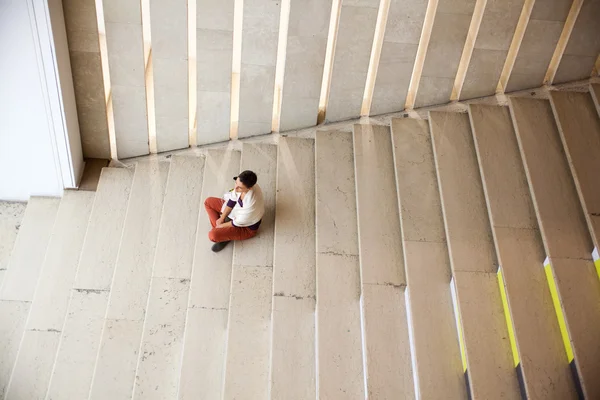 Chica sentada en la escalera — Foto de Stock