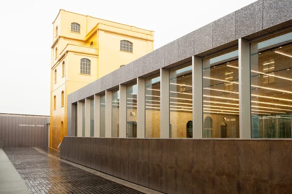 Vista del edificio Fondazione Prada —  Fotos de Stock