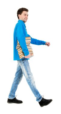 adam bir kitap yığını taşır